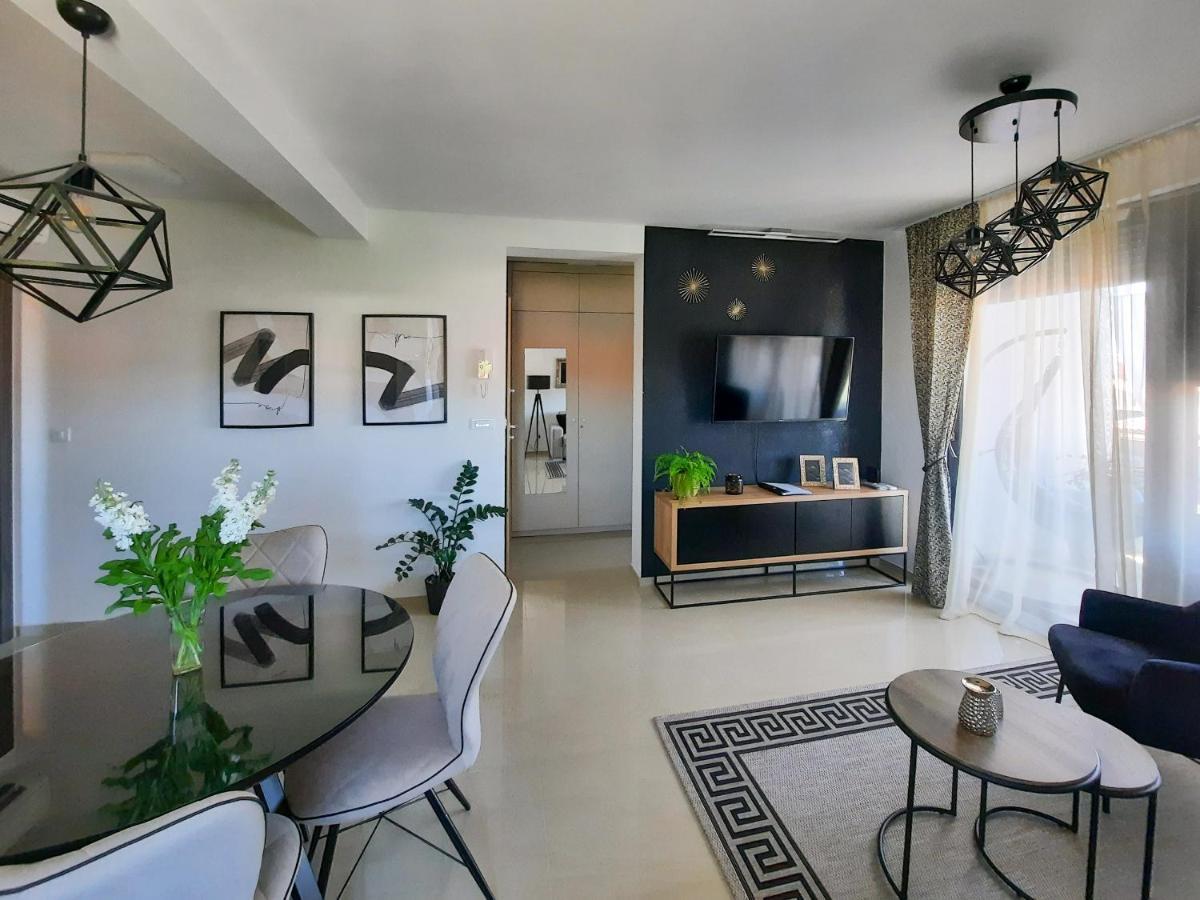 Enjoy Pula - New Apt With Terrace And Free Parking Garage Екстериор снимка