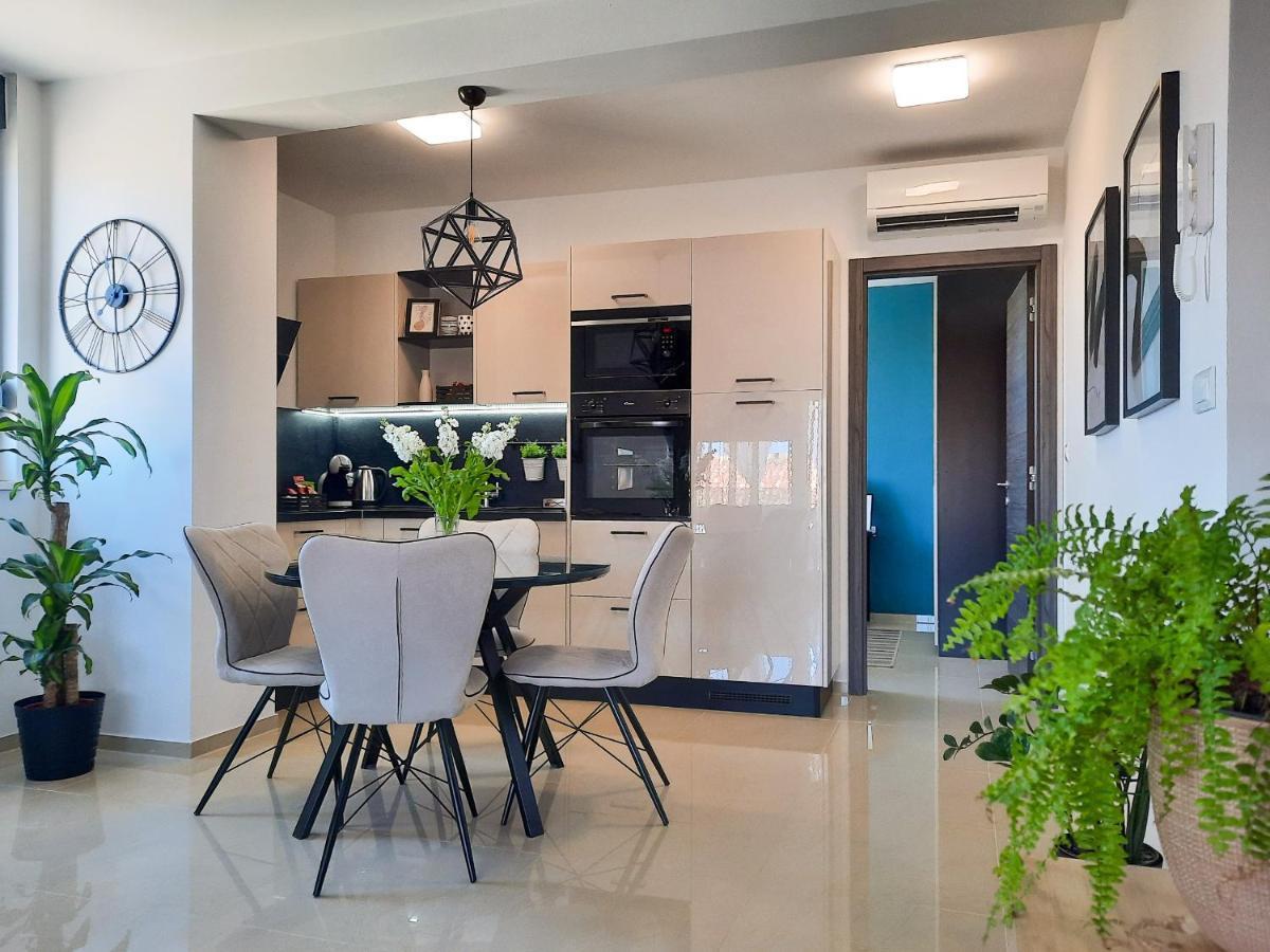 Enjoy Pula - New Apt With Terrace And Free Parking Garage Екстериор снимка