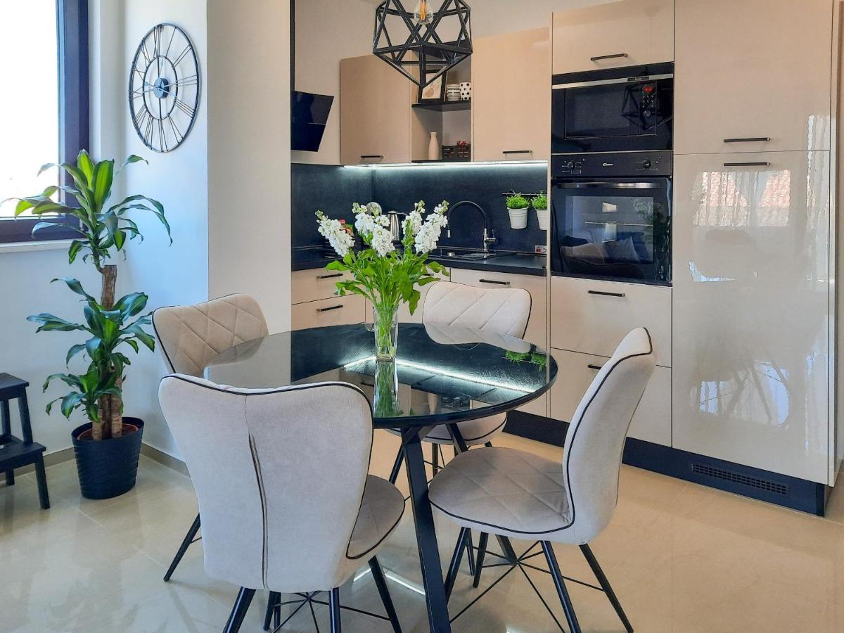 Enjoy Pula - New Apt With Terrace And Free Parking Garage Екстериор снимка